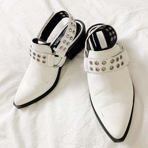 White boot/shoe